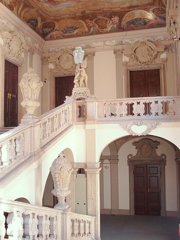 Clam-Gallasův palác, schodiště, vycházka 30. 4. (zdroj cs.wikipedia.org)