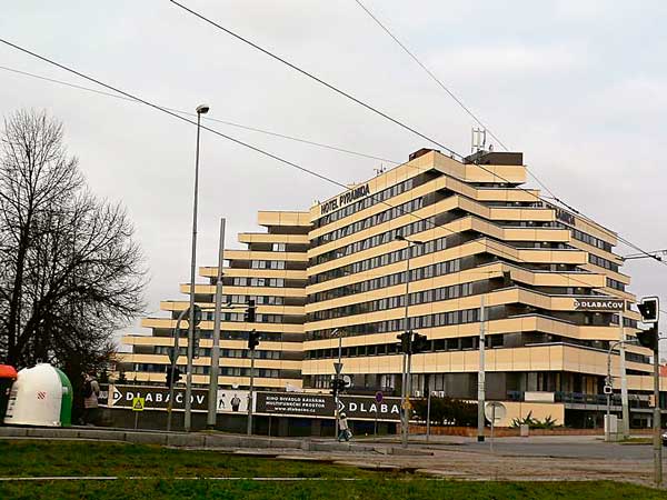 Hotel Pyramida na Dlabačově v Praze 6, postavený v 80. letech jako Dům rekreace ROH.