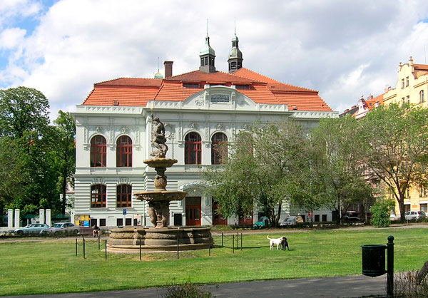 Medvědí fontána a Národní dům na náměstí 14. října na Smíchově (vycházka 27. 9.)