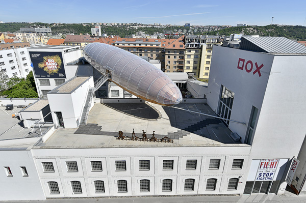 V prosinci 2016 byla nad Centrem DOX otevřena unikátní architektonická intervence, inspirovaná elegantními tvary vzducholodí z počátku dvacátého století.