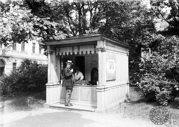 Pohled na stánek s občerstvením na Karlově náměstí. Foto Jan Kříženecký, 27. 5. 1911. (Archiv hl. města Prahy, Sbírka fotografií, sign. XI 1804a)