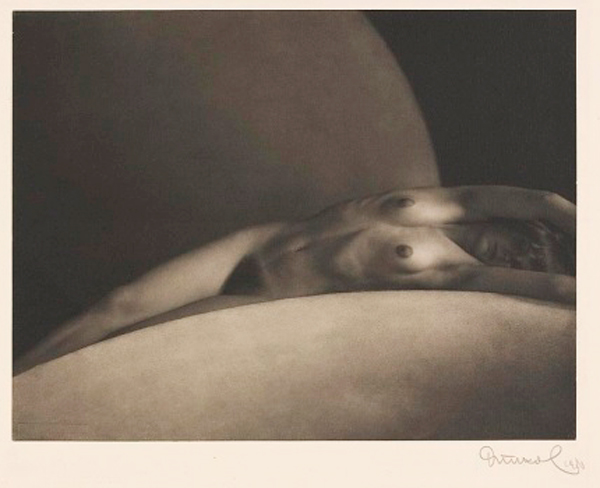 František Drtikol, The Bow, 1928, pigmentový tisk – prodáno za 2,2 mil. Kč