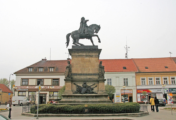 Jezdecká socha krále Jiřího z Poděbrad na náměstí v Poděbradech  (cs.wikipedia.org)