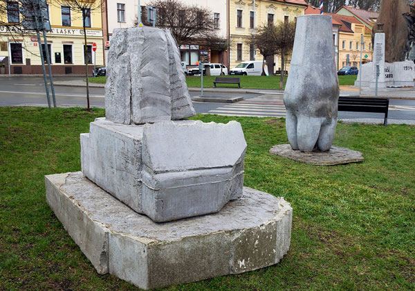 Vojtěch Míča, Dekonstrukt – nárožní figura, cyklus Něžné prefabrikáty, 2005–2006, Městské ostrovy – lavice, 2007