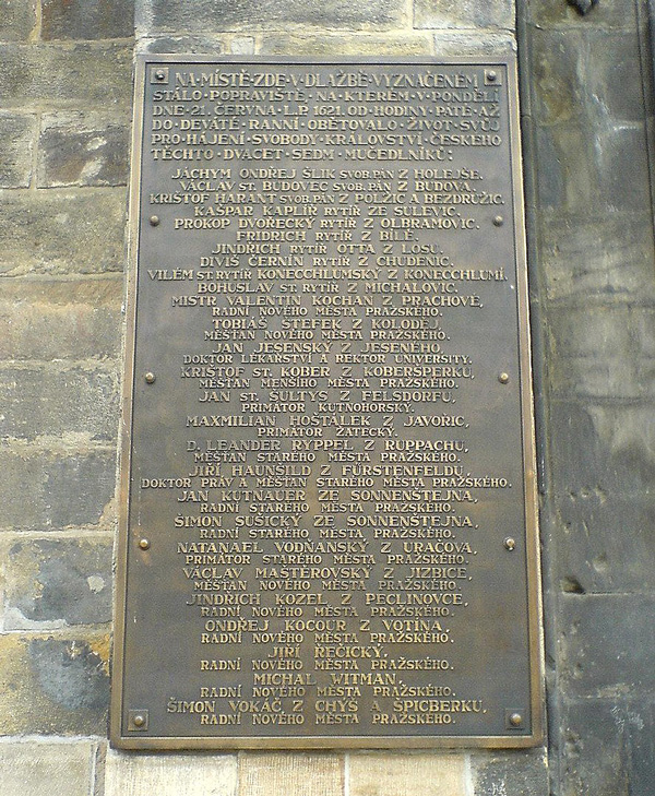Deska se jmény popravených na zdi Staroměstské radnice (cs.wikipedia.org)