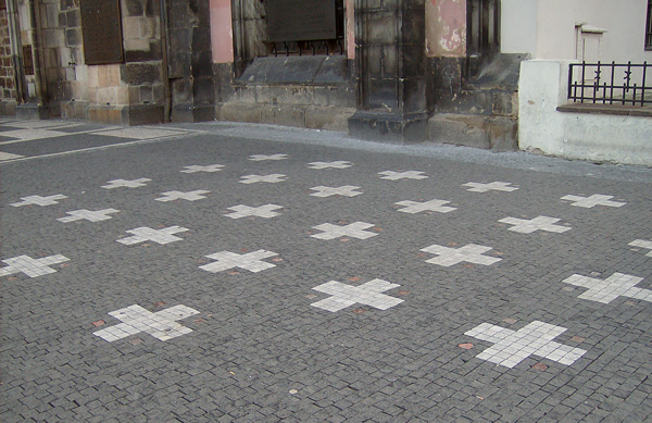 Kříže na dlažbě v místech popraviště na Staroměstském náměstí (cs.wikipedia.org)