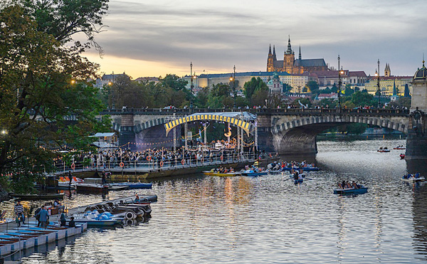 Plovoucí scéně u Slovanského ostrova