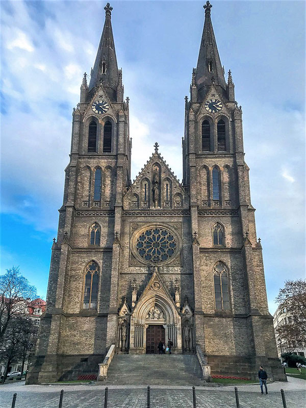 Kostel sv. Ludmily na Náměstí Míru na Vinohradech (cs.wikipedia.org)