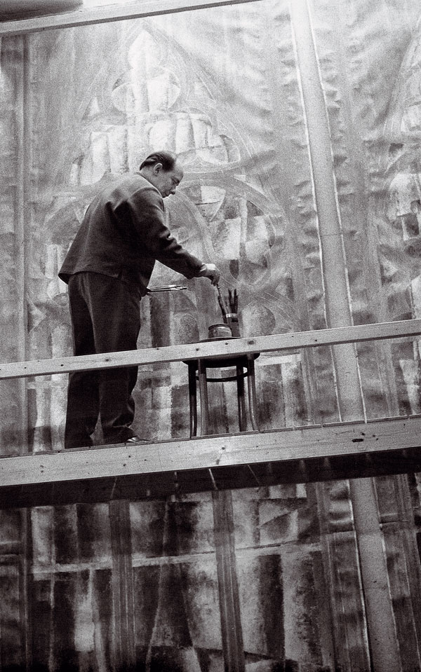 Stanislav Libenský maluje návrhy oken pro katedrálu sv. Víta