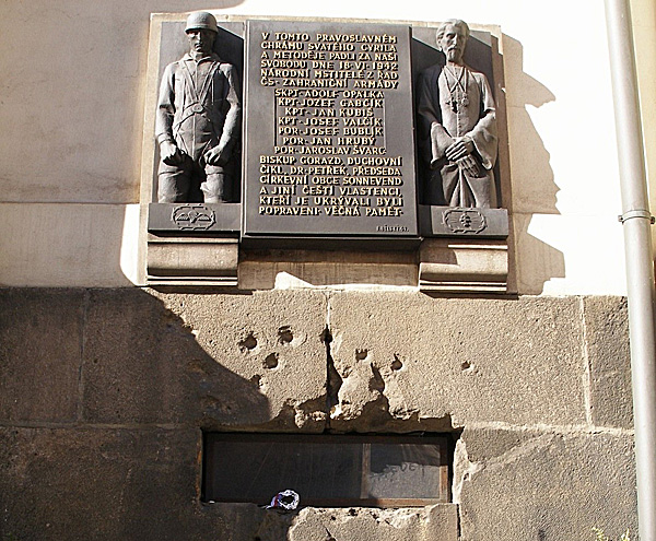 Památník parašutistům a duchovním, kteří zde v roce 1942 zahynuli, je umístěn na vnější straně kostela z ulice Resslova (zdroj cs.wikipedia).