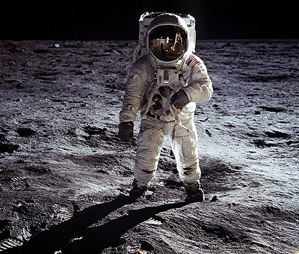 Buzz Aldrin při výstupu na měsíční povrch (zdroj cs.wikipedia.org)