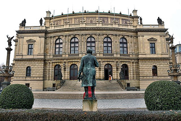 Rudolfinum (wikimedia. org)