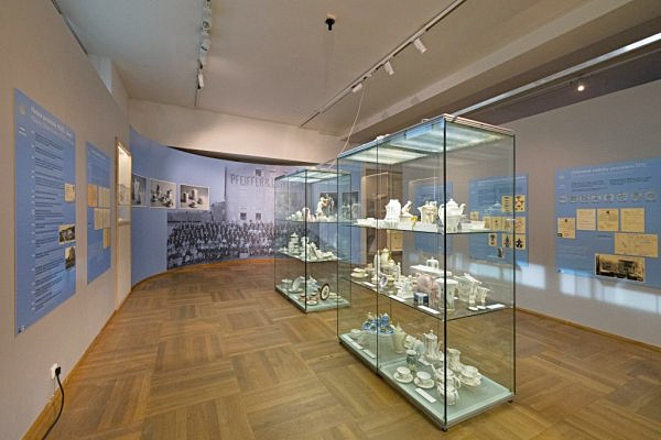 Zapomenutá krása zapomenuté porcelánky – Výstava věnovaná porcelánce Pfeiffer und Löwenstein Schlackenwerth 