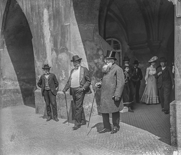 Rudolf Bruner-Dvořák, Procházkou po Staroměstském náměstí (Alfons Mucha, Auguste Rodin), 1902, tisk z dobového pozitivu, Sbírka Scheufler, Praha