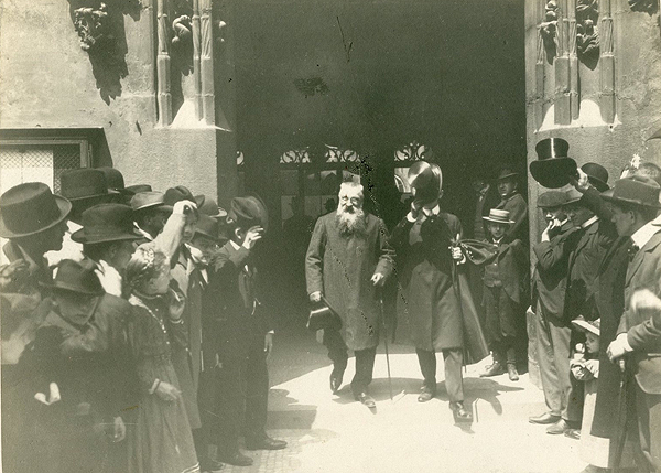 Rudolf Bruner-Dvořák, Auguste Rodin vychází po slavnostním uvítání ze Staroměstské radnice (vedle A. Rodina Emanuel Čenkov), 29. 5. 1902, tisk z dobového pozitivu, Moravské zemské muzeum v Brně, Fotoarchiv Etnografického ústavu