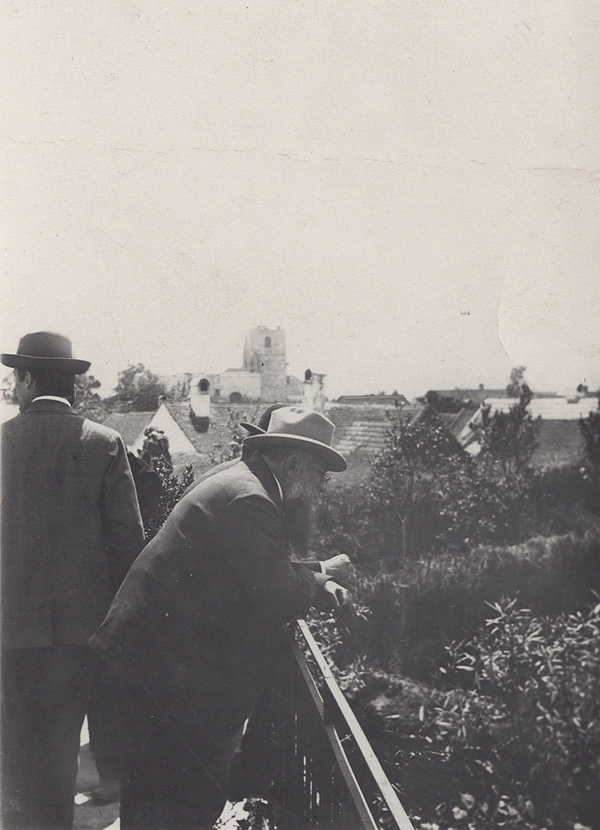 Rudolf Bruner-Dvořak, Rodin s Milošem Jiránkem na verandě před Uprkovým ateliérem, 2. 6. 1902 tisk z dobového pozitivu, Archiv Národní galerie Praha