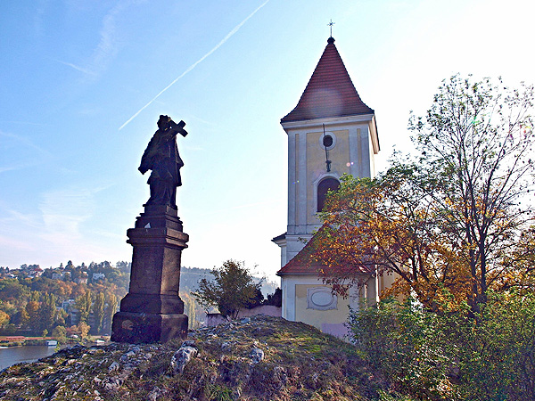 Kostel sv. Filipa a Jakuba se sochou sv. Jana, vycházka 29. 1.(zdroj cs.wikipedia.org)