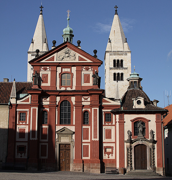 Bazilika svatého Jiří na Pražském hradě je jeden z nejstarších českých kostelů a pohřebiště Přemyslovců (Komentovaná vycházka  Sakrální památky Pražského hradu)