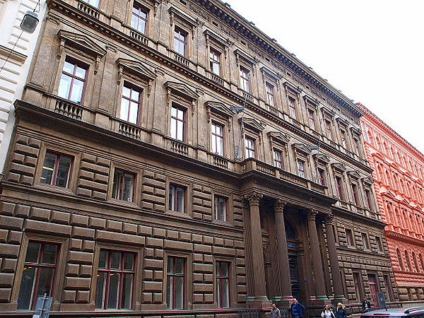 Šebkův palác, bývalý Bredovský palác, zvaný též „Andělský dům“, je novorenesanční dům stojící na adrese Politických vězňů 7.