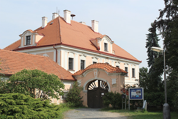 Horní zámek v panenských Břežanech – vycházka 21. 5. (zdroj cs.wikipedia.org)