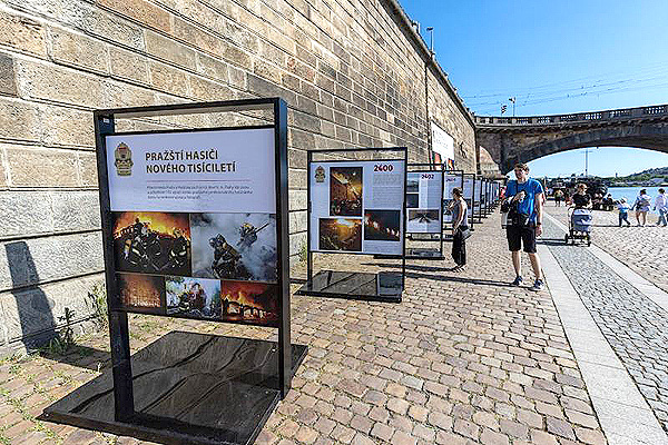 Výstava Pražští hasiči nového tisíciletí na Rašínově nábřeží (zdroj cs.wikipedia.org)