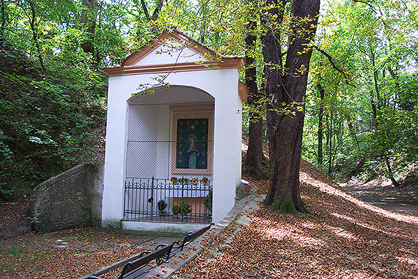 Kaple Panny Marie Sedmibolestné v Lysolajích, vycházka 28. 10. (zdroj cs.wikipedia.org)