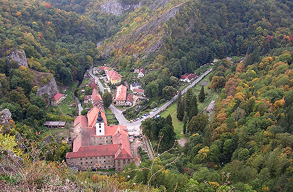 Svatý Jan pod Skalou, vycházka 7. 10. (zdroj cs.wikipedia.org)