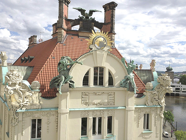 Sochařská výzdoba od Ladislava Šalouna na střeše Goethe-Institutu, vycházka 6. 2. ( foto Konstantin Lebeděv, zdroj PCT Prague)
