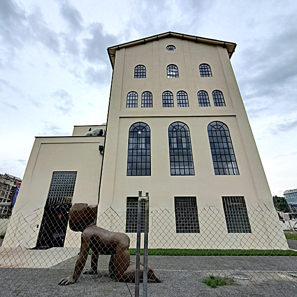 Budova varny Zlíchovského lihovaru po rekonstrukci, ve kterém se nachází Musoleum Davida Černého, vycházka 4. 2. (zdroj cs.wikipedia.org)