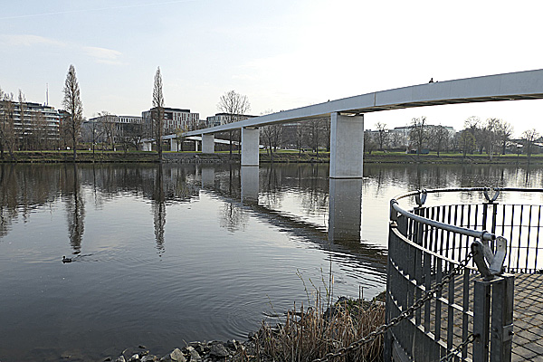 Nová lávka HolKa spojující přes ostrov Štvanici Holešovice s Karlínem, vycházka 6. 4. (foto Jiří Sládeček)