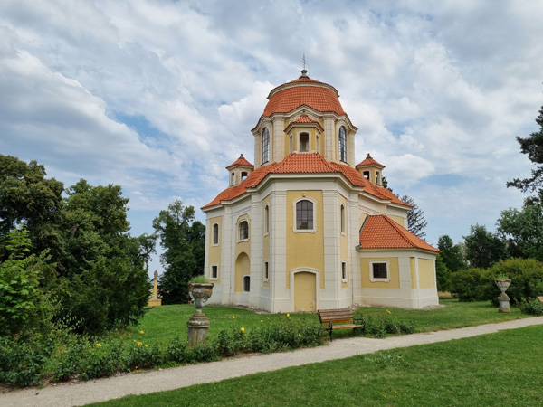 Santiniho kaple sv. Anny v Panenských Břežanech, vycházka 4. 5. (zdroj wikipedia org)