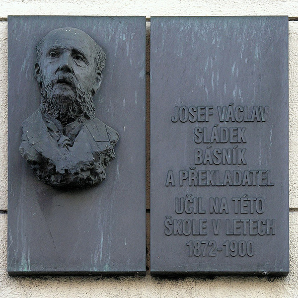 Josef Václav Sládek – pamětní deska na budově OA v Praze, Resslově ulici 8 (zdroj: wikipedia.org)