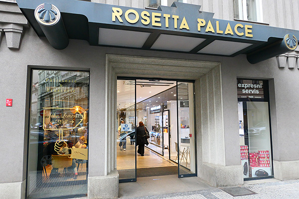 Pasáž Rosetta spojující Jungmannovu ulici s ulicemi Vladislavova a Purkyňova, vycházka 24. 6. (foto Jiří Sládeček)