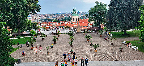 Josip Plečnik na Pražském hradě – vyhlídka, vycházka 12. 5. (zdroj: Mapy.com, foto Lukáš Bozděch)