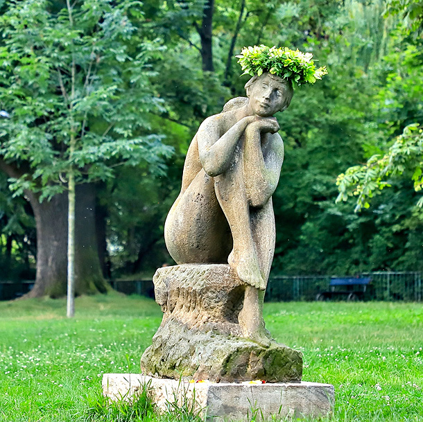 Kampa, socha Sedící dívky, vycházka 14. 5. (zdroj: Mapy.com, foto Jiří Hloušek)